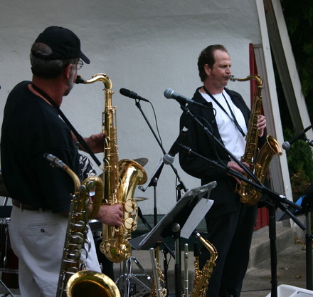 Tom Elferdink and Ken Morgan performing with The Wonderland Jazz Ensemble